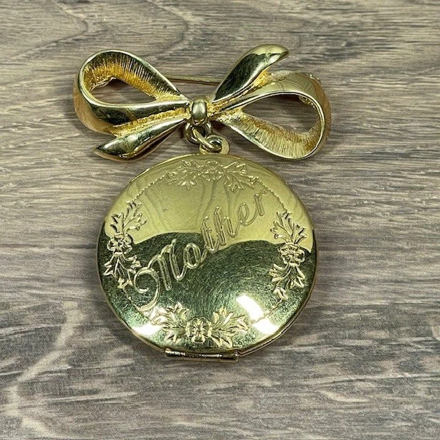 Broche prendedor medallón madre monet tono dorado con diseño de lazo 2 pulgadas Foto 1 de 4