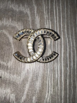 Broche Chanel Baguette Cristal CC Dorado Foto 1 de 4