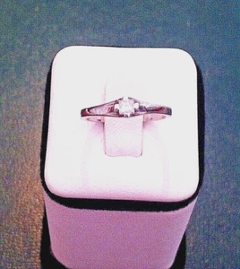 Anello solitario con diamante taglio princess, oro bianco 18 kt. Astuccio. - Foto 1 di 5