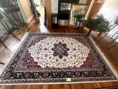 Hermosa alfombra oriental de lana acolchada a mano 6 X 9 crema, roja y negra  Foto 1 de 2