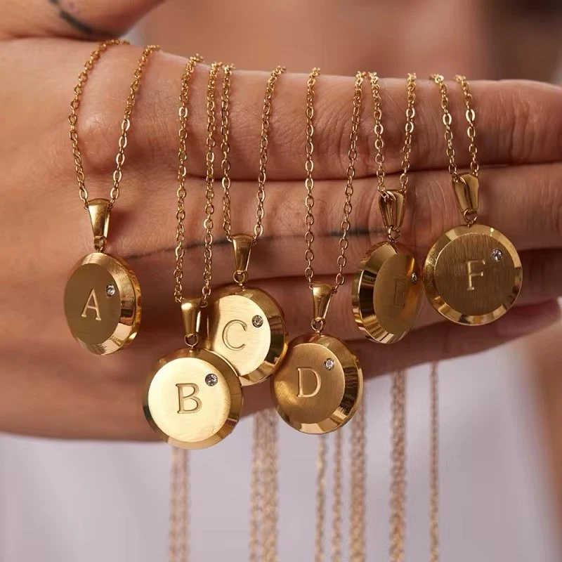 Collar con letras iniciales del alfabeto relleno de oro amarillo de 18k - circonita cúbica, colgante redondo "F" Foto 1 de 4