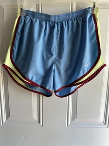 Pantalones cortos deportivos para mujer Nike Dri Fit talla mediana, azul/multicolor. - Imagen 1 de 6