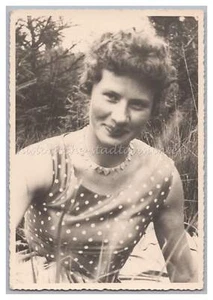 Schönes Portrait von junger Frau im Sommerkleid - Altes Foto - Bild 1 von 2