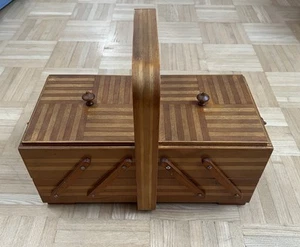 Nähkasten / Nähkästchen aus Holz, ausklappbar - Bild 1 von 8