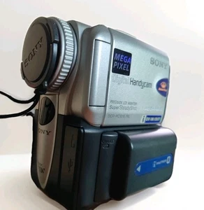 Videocámara Sony Handycam DCR-PC101E MiniDV plateada 10x NightShot - Imagen 1 de 4