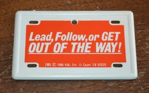 1986 Mini License Plate "LEAD, FOLLOW OR GET OUT OF THE WAY" H & L Ent. NOS - Bild 1 von 3