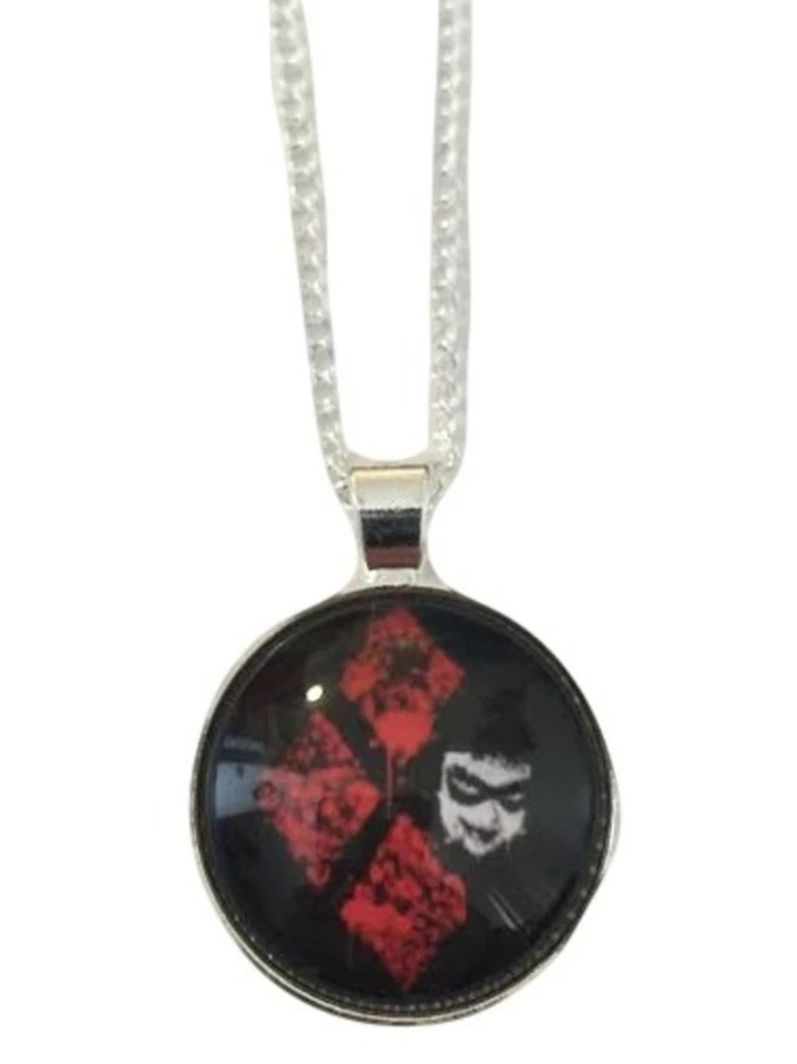 PINGENTE CÚPULA de vidro Harley Quinn em corrente tom prata 20" - Imagem 1 de 1