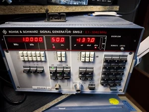 Rohde & Schwarz - Signal Generator SMS2 - 0,1 bis 1040 MHz - Photo 1/2