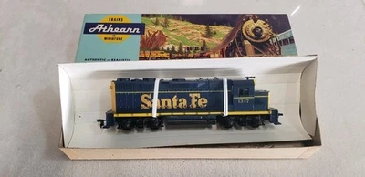 LOCOMOTORA DIÉSEL FICTICIA ESCALA HO ATHEARN CAJA AZUL GP35 SANTA FE #1347🔥🔥🔥🔥🔥 Foto 1 de 4