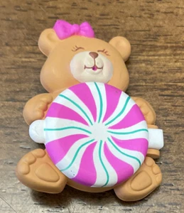 Avon Bear holding Peppermint galce pin - Imagen 1 de 1