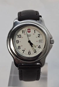 Orologio da campo uomo Victorinox Swiss Army EOL quadrante bianco data analogico quarzo pelle - Foto 1 di 10