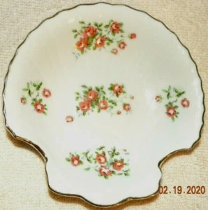 Plato de baratija blanco acanalado con cáscara de vieira rosadas borde dorado - Imagen 1 de 3