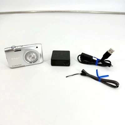 Cámara digital Nikon COOLPIX A100 plateada 20,0 MP Japón Foto 1 de 4