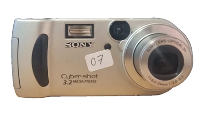 Sony Cybershot DSC-P71  3.2MP Digital Camera - Silver (07) - Image 1 of 4