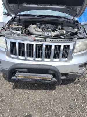 Used Upper Grille fits: 2012 Jeep Grand cherokee upper chrome black vertical acc - Изображение 1 из 4