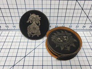 Dragon Set 3 - Set 6 Sottobicchieri Quadrati con Supporto - Similpelle - D&D - Dungeo - Foto 1 di 16
