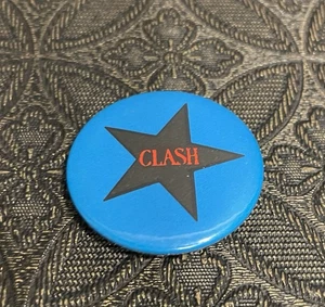 "INSIGNIA DE COLECCIÓN THE CLASH BAND LOGOTIPO AZUL BOTÓN PINBACK PUNK ROCK 1,25"" RARA" - Imagen 1 de 3