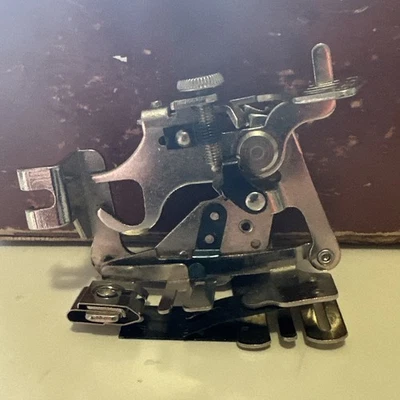 Máquina de coser Singer vintage caña inclinada volantes pie #160629 Foto 1 de 4