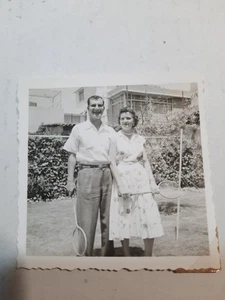 Foto instantánea vintage de los años 50 en blanco y negro 2 1/4" x 2 1/4" Happy Racket bola pareja PB78 - Imagen 1 de 1