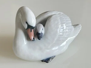 Royal Copenhagen Mother Swan and Cygnet - Picture 1 of 16