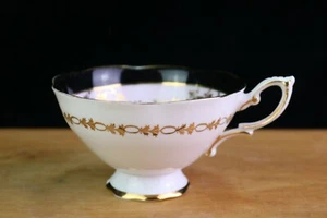 Royal Standard Teetasse schwarz rosa gold Rosen gewellter Rand Chip am Fuß  - Bild 1 von 10