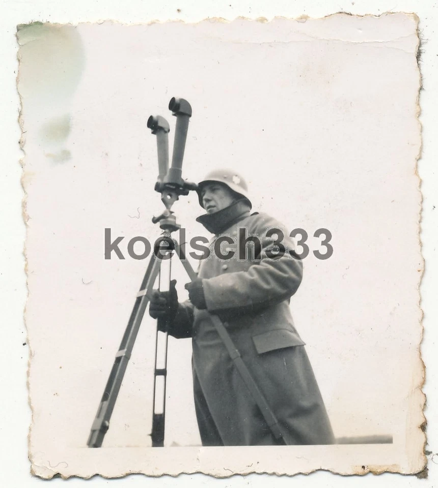 Foto Soldat der Wehrmacht beobachtet mit Scherenfernrohr auf Dreibein Stativ ... - Bild 1 von 1