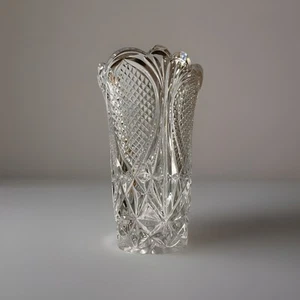Vintage Elegant Pressed Heavy Thick Glass Lead Crystal Vase 8" Scalloped Edges - Picture 1 of 8