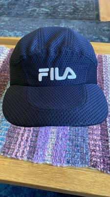 Gorra Fila 5 paneles malla ligera azul marino con tirantes logotipo bordado Foto 1 de 4