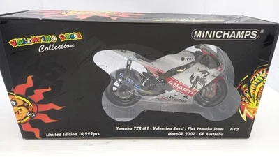  MIN122073196 Minichamps Yamaha YZR-M1 V. Rossi Abarth Philip Island GP 200 - Immagine 1 di 4