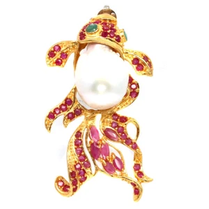 925 Argento Bianco Barocco Perla,Rosso Rubino & Verde Smeraldo Goldfish Spilla / - Foto 1 di 4