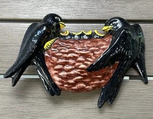 Rondini nere in ceramica + nido marrone bambini dipinto a mano decorazione parete 8"x5" - Foto 1 di 9