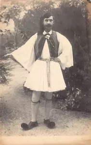 Cartolina FX: Uomo greco in costume tradizionale, foto in bianco e nero, DB anni '20 - Foto 1 di 2