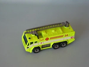 Camión bomba de bomberos Matchbox Aeropuerto amarillo 34 juguete modelo 75 mm UB rescate - Imagen 1 de 3