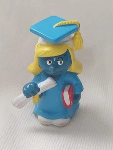 Figura de Graduación Pitufina Graduada Pitufina 1981 Diploma Original Raro De Colección - Imagen 1 de 2