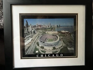 SOLDATENFELD HEIMAT DER CHICAGO BÄREN MATT GERAHMT SAMMLERSTÜCK MANCAVE FOOTBALL - Bild 1 von 4