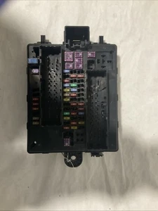 GMC ACADIA 2018-2020 caja de fusibles OEM 84270913 - Imagen 1 de 4