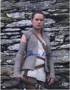 Foto firmada por Daisy Ridley Star Wars 11 x 14 El despertar de la fuerza frente a las rocas - Imagen 1 de 1