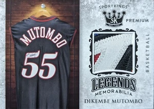 2018 Sportkings Legends Erinnerungsstücke Dikembe Mutombo #LPM-10 3-Farben Aufnäher - Bild 1 von 2