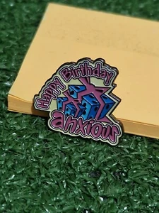 Insignia prendedor de metal esmaltado Haven Holiday Happy Birthday Anxious The Elephant - Imagen 1 de 4