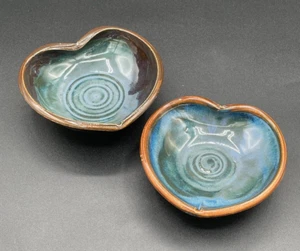 "2 cuencos de corazón de anidación cerámica artística esmaltada 4,75"" y 4,25"" plato de baratija azul/marrón" - Imagen 1 de 7