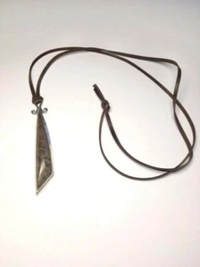 Colgante largo de madera en bisel de plata con cordón de cuero de ciervo, plata, cuero - Imagen 1 de 12