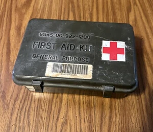 Kit de primeros auxilios vintage del ejército de EE. UU., estuche de plástico, 6545-00-922-1200, todavía completo - Imagen 1 de 5