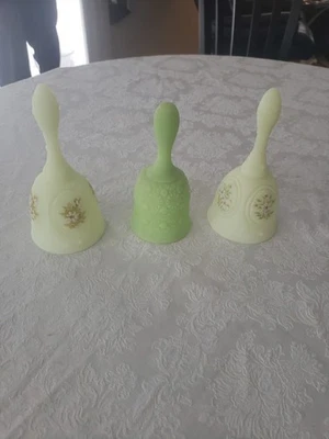 Fenton подписанный 3 урана атласное стекло вручную цветок медальон колокол - Изображение 1 из 4