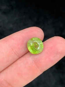 5,50 Karat schöner Kissenschnitt grünliche Farbsphene aus Madagaskar - Bild 1 von 7