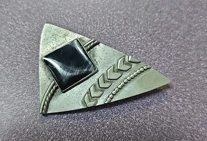 Prendedor de piedra negra con motivo indio egipcio peltre plata joyería jonette "JJ" Foto 1 de 3