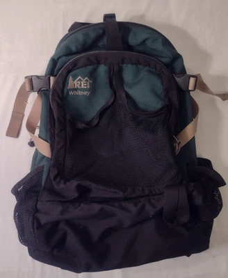 Mochila REI Whitney verde/negra con correa para la cintura y correa acolchada para el hombro de colección Foto 1 de 4