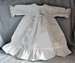 Vintage gesmoktes weißes Baumwoll Puppenkleid 10" hoch Druckknopf rosa Blume Spitze - Bild 1 von 6