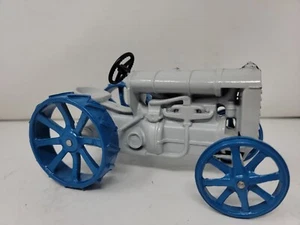 Vintage Fordson 1923 1/16 Tractor Gray W Blue Wheels - Picture 1 of 4