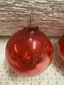 Dos adornos navideños vintage de vidrio de mercurio rojo Alemania Occidental tapas de plástico - Imagen 1 de 18