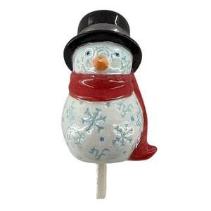 Nora Fleming Muñeco de Nieve Retirado Bufanda Roja Repujado NF Iniciales - Imagen 1 de 3